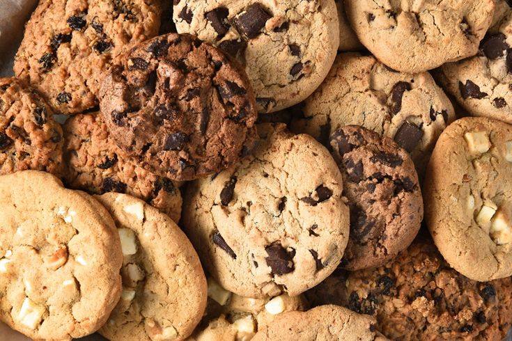 Sepiring cookies renyah dengan taburan cokelat di atas piring putih